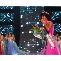 Inilah Kaliegh Garris yang memenangkan kontes kecantikan Miss Teen USA 2019 pada 30 April kemarin. Kaliegh yang sebelumnya memenangkan Miss Connecticut Teen USA menarik atensi karena jarang terjadi pemenang kontes kecantikan memiliki rambut kribo. Foto: Dok. Instagram