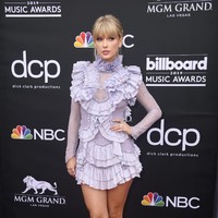 Billboard Music Awards (BMA) 2019 berlangsung di MGM Grand Garden Arena, Las Vegas, Nevada, Amerika Serikat, Rabu (1/5/2019). Seperti di penghargaan musik bergengsi lainnya, BMA menjadi ajang bagi para selebriti dunia memberikan gaya terbaiknya. Tanpa terkecuali Taylor Swift yang memesona dengan mini dress lilac penuh detail ruffle rancangan desainer Turki Raisa Vanessa. Foto: Getty Images