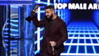 Hal itu membuat album Scorpion miliknya jadi salah satu album tersukses. Kevin Winter/Getty Images for dcp