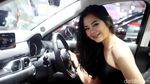 Senyum Menggoda Sang Dara di Mazda Merah