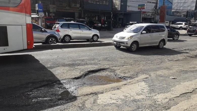 Jalan HM Joyomartono Depan BTC Bekasi Bolong-bolong Jalan HM Joyomartono Depan BTC Bekasi Bolong-bolong