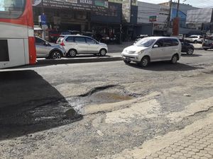 Jalan HM Joyomartono Depan BTC Bekasi Bolong-bolong