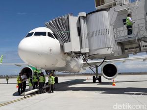 Gaji Karyawan Tinggi Bikin Tiket Pesawat Mahal?