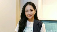 Nagita Slavina saat ditemui di sebuah acara peringatan Hari Pendidikan Nasional. Ia tampil casual dengan jeans, kaus dan luaran serta paduan heels. Foto: Ismail/detikFoto