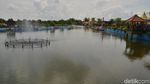 Foto: Serunya Sepeda Air Wiekes, Wahana Baru di Lamongan