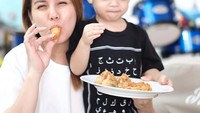 Makan ekado, Kanaka dan mamah terlihat asyik ngemil makanan ini. Duh membayangkannya enak ya dipadu dengan nasi dan dicocol saus mayo dan saus sambal. Foto: Instagram@tya_ariestya