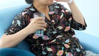Minum air mineral sangat baik dikonsumsi untuk mencegah tubuh dari dehidrasi. Ketika hamil, Tya selalu cukup minum air putih agar tetap sehat. Foto: Instagram@tya_ariestya