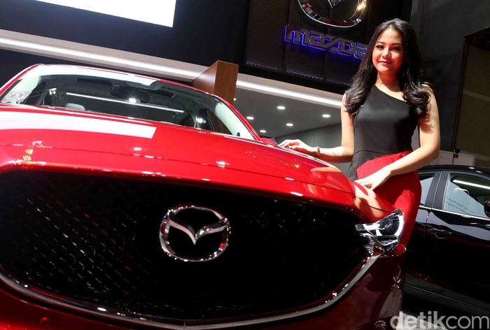 Tak lengkap rasanya bila berkunjung ke pameran otomotif tak mendokumentasikan usher-usher cantik nan menggoda di beberapa booth mobil dan motor IIMS 2019. Seperti ini salah satunya.