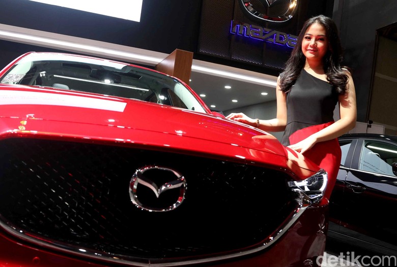 Senyum Menggoda Sang Dara di Mazda Merah Tak lengkap rasanya bila berkunjung ke pameran otomotif tak mendokumentasikan usher-usher cantik nan menggoda di beberapa booth mobil dan motor IIMS 2019. Seperti ini salah satunya.