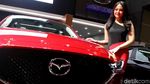 Senyum Menggoda Sang Dara di Mazda Merah