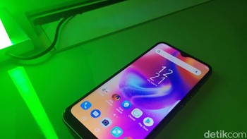 Masing-masing ukuran kameranya, yaitu 13MP + 2MP + QVGA. Adapun kamera depannya 8MP. (Foto: detikINET/Agus Tri Haryanto)