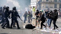 Seorang saksi mata menuturkan kepada Reuters bahwa polisi melepaskan tembakan gas air mata untuk membubarkan gerombolan tersebut. Laporan jurnalis AFP menyebut satu demonstran mengalami cedera di kepala dalam insiden ini.