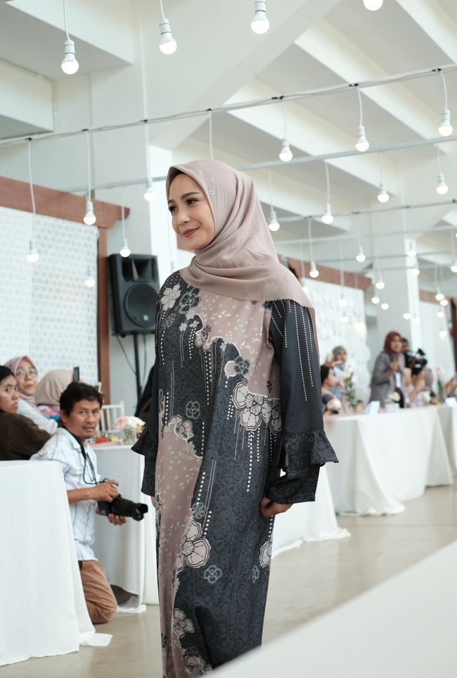Vanilla Hijab menggelar Annual Show 2019 pada Kamis (02/05/2019). Ini merupakan kali ketiga Vanilla Hijab menghelat fashion show akbar untuk para pelanggan setianya. Tak hanya dihadiri oleh pelanggan, sejumlah artis juga ikut eksis seperti Nagita Slavina, Revalina Estamat, Adelia Pasha, Vebby Palwinta, hingga Cut Meyriska. Foto: Muhammad Abduh/Wolipop
