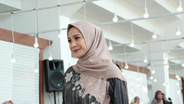 Cantiknya Revalina S Temat hingga Nagita Slavina Berhijab Ungu Jelang Puasa