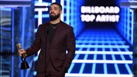 Wah, ternyata Drake pecinta Game of Thrones juga! Kevin Winter/Getty Images for dcp
