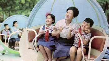 Ibu dan anak digambarkan gembira bermain wahana di taman bermain bernama Taesongsan Funfair yang terletak di kota Pyongyang.  (Foto: Retro DPRK/News Dog Media)