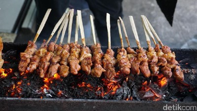 20 Sate Ayam dan Kambing Gerobakan Maknyus