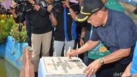 Bupati Lamongan, Fadeli mengatakan inovasi yang dilakukan Desa Sekaran patut dicontoh. Desa Sekaran, mampu berinovasi dari sebuah embung biasa menjadi sebuah kawasan wisata (Eko Sudjarwo/detikcom)  