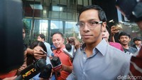 Putra sulung Setya Novanto itu berjalan agak cepat menuju mobilnya.