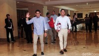 Senyum terus mengembang dari bibir cawapres nomor urut 02 itu saat tiba di posko penyerahan Laporan Penerimaan dan Pengeluaran Dana Kampanye (LPPDK).