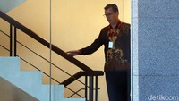 Selain CEO Blackgold Natural Resources, Rickard Philip Cecil, KPK juga memanggil Dirut Pertamina Nicke Widyawati untuk diperiksa terkait Sofyan Basir.