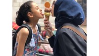 Nah, kalau ini kekompakan Asila dan Mommy makan es krim di Venice, Italia. Seru banget ya? Foto: Instagram therealasilamaisa