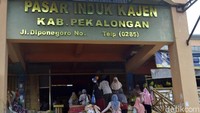Dari pantauan detikcom di Pasar Induk Kajen, Kabupaten Pekalongan, Jawa Tengah, harga kebutuhan dapur yang terus naik adalah bawah putih.