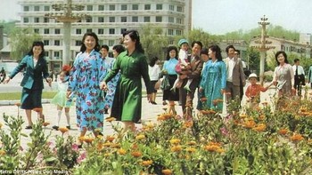 Meski bisa pergi berhiburan, ternyata semua wisawatan akan ditemani seorang pemandu untuk mengontrol ke mana mereka pergi, apa yang dilakukan dan apa saja yang boleh difoto. (Foto: Retro DPRK/News Dog Media)