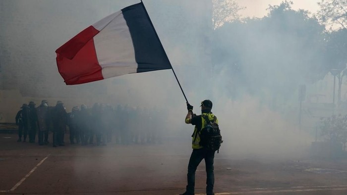Peringatan Hari Buruh Internasional dimanfaatkan warga Prancis untuk protes kebijakan Presiden Emmanuel Macron. Kericuhan terjadi dan 88 orang diamankan polisi.