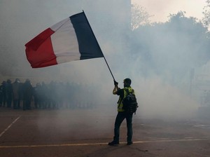 Hari Buruh di Prancis Diwarnai Bentrok, Polisi Tembak Gas Air Mata