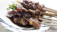Warung Tenda Sop dan Sate Kambing Estu Rame ini punya sate kambing enak. Tempatnya ada di Jl. Tebet Barat No. 118. Buka pukul 6 sore, Anda bisa mampir nikmati sate kambing hingga sop kambing. Foto: Dok. detikFood