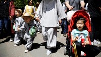Para Biksu cilik itu merupakan anak-anak yang tengah tinggal di Kuil selama dua minggu jelang peringatan Hari Raya Waisak.