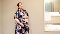 Anak kedua Tya dan Irfan Ratinggang sudah lahir. Anak keduanya diberi nama Muhammad Kalundra Ratinggang. Nama Kalundra ini ternyata berasal dari bahasa Sansekerta. Foto: Instagram@tya_ariestya