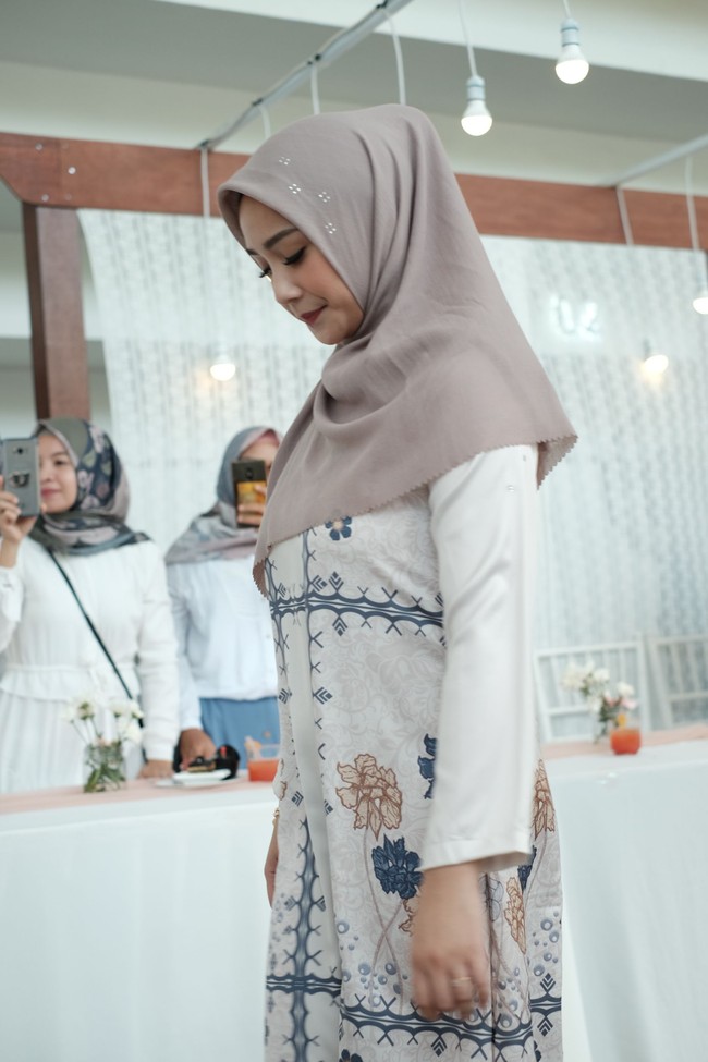 Ini bukan pertama kalinya Nagita tampil memakai hijab. Ia sering tampil memakai hijab di akun Youtube pribadinya untuk program tertentu seperti saat bernyanyi bersama Nissa Sabyan. Foto: Silmia Putri/Wolipop