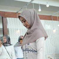 Ini bukan pertama kalinya Nagita tampil memakai hijab. Ia sering tampil memakai hijab di akun Youtube pribadinya untuk program tertentu seperti saat bernyanyi bersama Nissa Sabyan. Foto: Silmia Putri/Wolipop
