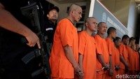 Badan Narkotika Nasional (BNN) mengamankan 9 tersangka beserta barang bukti sabu seberat 122,15 kg. Hal itu disampaikan dalam keterangan pers di Gedung BNN, Jakarta, Kamis (2/5/2019).