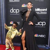 Aura seksi penyanyi Ciara sukses terpancar dalam balutan gaun hitam Stéphane Rolland yang hadir dengan belahan dada rendah dan belahan tinggi. Gaun tersebut dihiasi detail pita bervolume pada bagian bahu dan turtle neck penuh detail payet sehingga meninggalkan kesan mewah. Ia ditemani buah hatinya, Future Zahir Wilburn, yang bergaya kekinian dengan tracksuit Versace. Foto: Getty Images