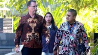 Rickard Philip Cecil mengenakan kemeja batik lengan panjang berwarna cokelat dan celana panjang berwarna hitam saat memasuki gedung KPK, Jakarta.