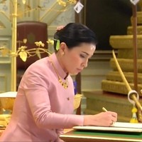 Suthida merupakan wanita 40 tahun yang kerap diisukan punya hubungan spesial dengan Raja Maha saat masih bertatus suami wanita lain. Suthida kabarnya kenal dengan Maha Vajiralongkorn di pesawat saat masih bekerja sebagai pramugari Thai Airways.  Foto: Thai TV Pool / AFP