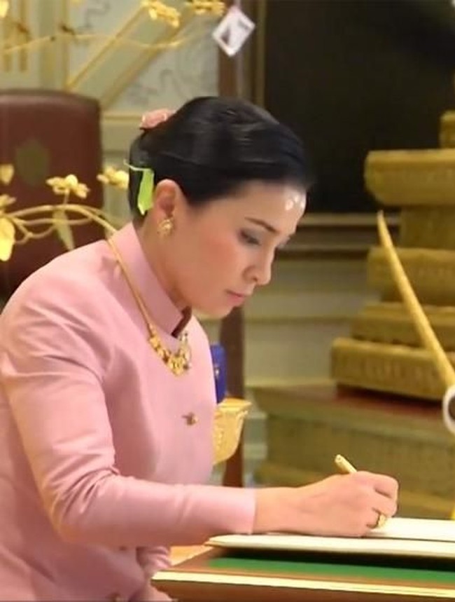 Suthida merupakan wanita 40 tahun yang kerap diisukan punya hubungan spesial dengan Raja Maha saat masih bertatus suami wanita lain. Suthida kabarnya kenal dengan Maha Vajiralongkorn di pesawat saat masih bekerja sebagai pramugari Thai Airways.  Foto: Thai TV Pool / AFP