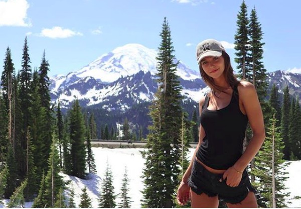 Kenalan Sama Rachel Cook, Model Playboy yang Suka Traveling