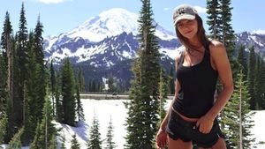 Kenalan Sama Rachel Cook, Model Playboy yang Suka Traveling