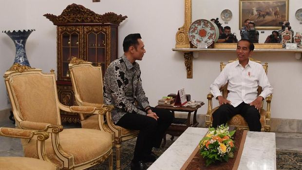 Presiden Joko Widodo (kanan) menerima kunjungan Komandan Komando Satuan Tugas Bersama (Kogasma) Partai Demokrat Agus Harimurti Yudhoyono (AHY) di Istana Negara, Jakarta, Kamis (2/5/2019). ANTARA FOTO/Wahyu Putro A/WSJ.