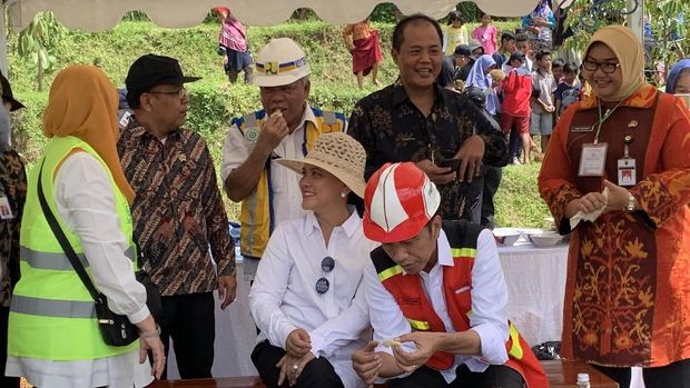  Usai peresmian Bendungan Gondang, Presiden Joko Widodo (Jokowi) dan Ibu Negara Iriana mencicipi durian