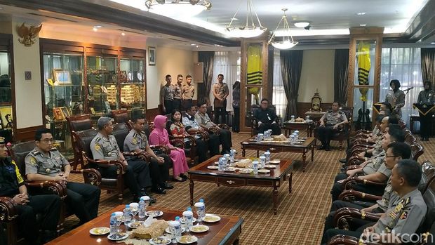  Menteri Dalam Negeri (Mendagri) Tjahjo Kumolo menyerahkan piagam tanda penghargaan kepada 22 ahli waris anggota Polri yang gugur dalam tugas pengamanan Pemilu 2019.
