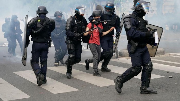 Peringatan Hari Buruh Internasional dimanfaatkan warga Prancis untuk protes kebijakan Presiden Emmanuel Macron. Kericuhan terjadi dan 88 orang diamankan polisi.