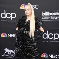 Gaun Poppy terbuat dari tumpukan material plastik yang nampak aneh. Belum lagi sarung tangan latex memberi kesan busananya datang dari film sci-fi. Foto: Dok. Getty Images