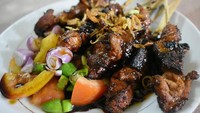 Rumah makan Sate Kambing Muda Ibu Vita ini termasuk yang sederhana namun enak. Satenya diolah di gerobak bagian depan. Di sini ada sate klatak, sate kambing hingga sate ayam enak. Tempatnya di Jl. Mampang Prapatan Raya No. 10. Foto: Dok. detikFood
