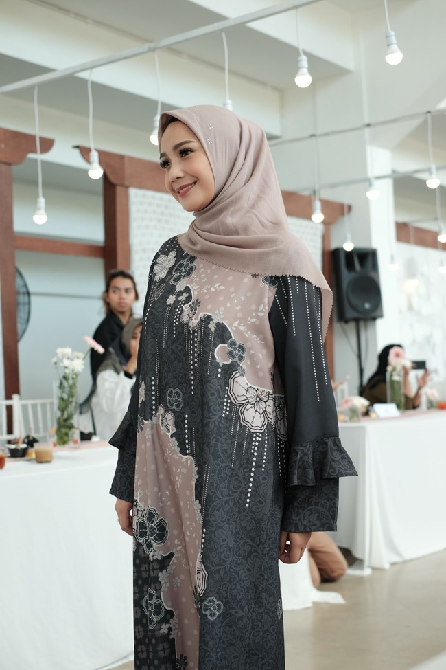 Nagita Slavina tampil cantik memakai kerudung di panggung Annual Show Vanilla Hijab 2019, Kamis (02/05/2019) di Stadion Aquatic Gelora Bung Karno (GBK), Jakarta Pusat. Ia didaulat menjadi muse bersama dua artis cantik Vebby Palwinta dan Cut Meyriska. Foto: Silmia Putri/Wolipop