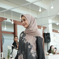 Nagita Slavina tampil cantik memakai kerudung di panggung Annual Show Vanilla Hijab 2019, Kamis (02/05/2019) di Stadion Aquatic Gelora Bung Karno (GBK), Jakarta Pusat. Ia didaulat menjadi muse bersama dua artis cantik Vebby Palwinta dan Cut Meyriska. Foto: Silmia Putri/Wolipop